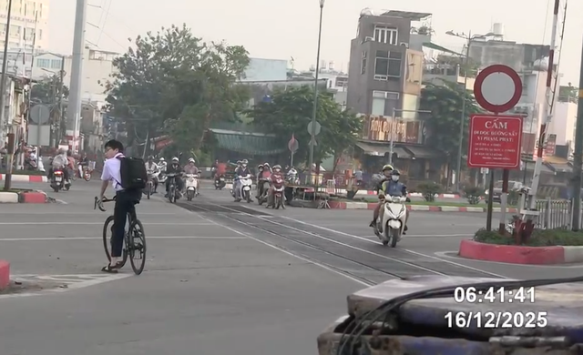 Th&oacute;i quen đi v&agrave;o đường cấm, nhiều xe m&aacute;y bị CSGT phạt nguội tr&ecirc;n Phạm Văn Đồng - Ảnh 6.