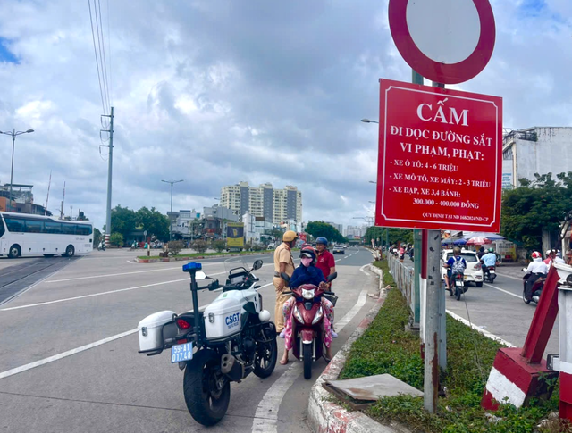 Th&oacute;i quen đi v&agrave;o đường cấm, nhiều xe m&aacute;y bị CSGT phạt nguội tr&ecirc;n Phạm Văn Đồng - Ảnh 2.