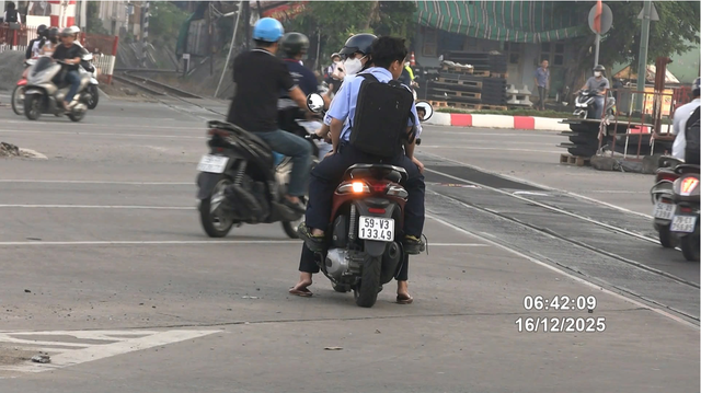 Th&oacute;i quen đi v&agrave;o đường cấm, nhiều xe m&aacute;y bị CSGT phạt nguội tr&ecirc;n Phạm Văn Đồng - Ảnh 4.