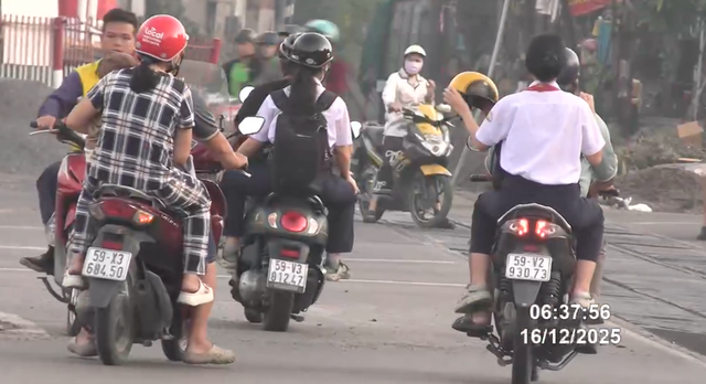 Th&oacute;i quen đi v&agrave;o đường cấm, nhiều xe m&aacute;y bị CSGT phạt nguội tr&ecirc;n Phạm Văn Đồng - Ảnh 5.