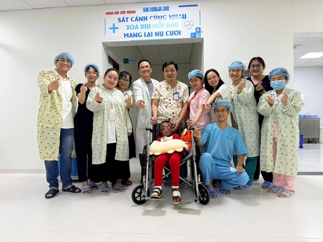 96 ng&agrave;y gi&agrave;nh sự sống cho b&eacute; trai 5 tuổi bị cha đốt xăng phỏng đến 80% - Ảnh 1.