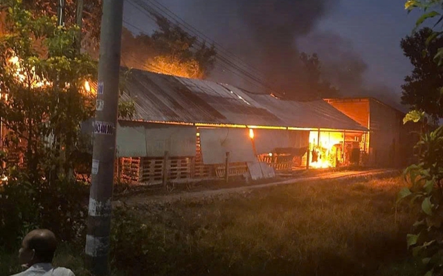 T&acirc;y Ninh: D&ugrave;ng thiết bị dự ph&ograve;ng sạc điện thoại, xưởng gỗ ch&aacute;y rụi trong đ&ecirc;m - Ảnh 1.