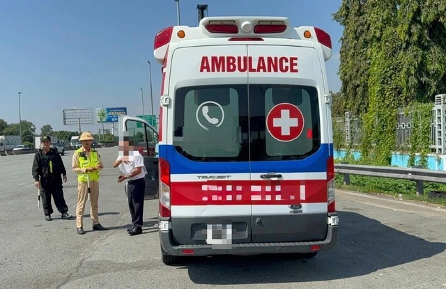 Khi n&agrave;o xe cấp cứu được bật t&iacute;n hiệu đ&egrave;n ưu ti&ecirc;n? - Ảnh 1.