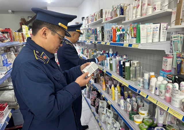 Quản l&yacute; thị trường l&ecirc;n mạng x&atilde; hội bắt lậu, h&agrave;ng giả b&aacute;n online - Ảnh 1.