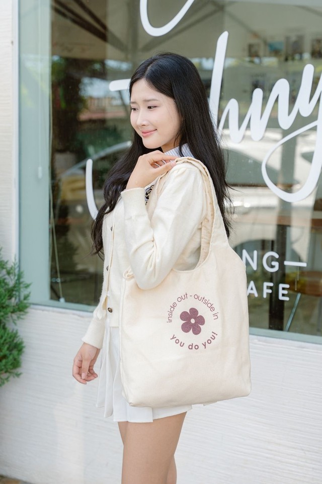 Sức hút từ sự mộc mạc của những chiếc túi tote hiện đại - Ảnh 2.