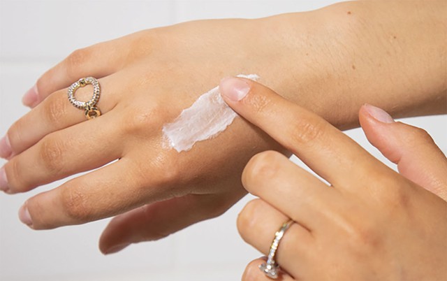 Cẩm nang chăm s&oacute;c da sẹo rỗ phục hồi phẳng mịn sau laser b&oacute;c t&aacute;ch- Ảnh 3.