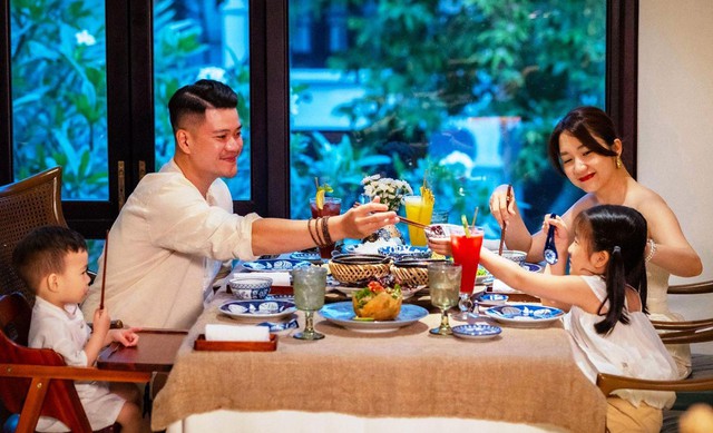 Cảm miền Trung qua &lsquo;chuyến t&agrave;u vị gi&aacute;c&rsquo; - Cơm Việt tr&ecirc;n m&acirc;m gỗ - Ảnh 1.