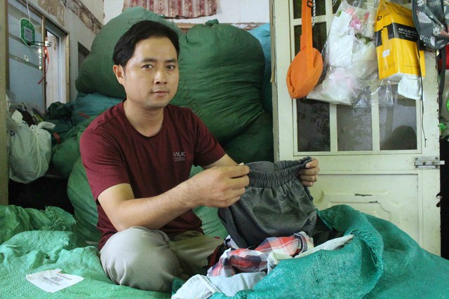Gần 11 năm miệt m&agrave;i nhận quần &aacute;o cũ tặng b&agrave; con kh&oacute; khăn - Ảnh 1.