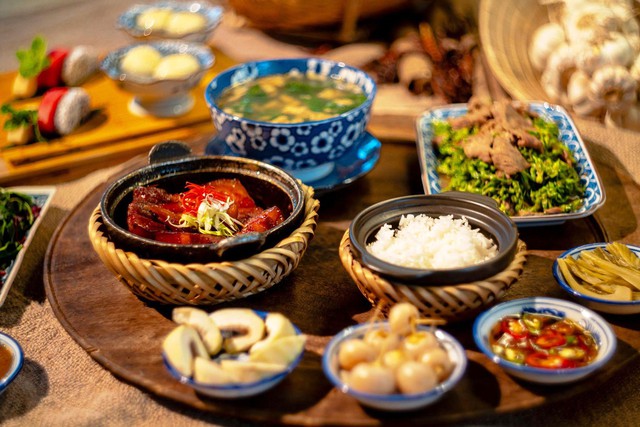 Cảm miền Trung qua &lsquo;chuyến t&agrave;u vị gi&aacute;c&rsquo; - Cơm Việt tr&ecirc;n m&acirc;m gỗ - Ảnh 2.