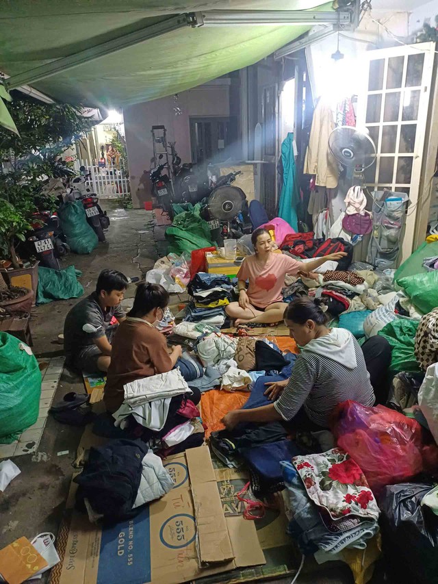 Gần 11 năm miệt m&agrave;i nhận quần &aacute;o cũ tặng b&agrave; con kh&oacute; khăn - Ảnh 2.