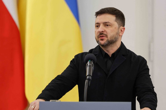 &Ocirc;ng Zelensky đề cập khả năng r&uacute;t qu&acirc;n ở Donbass - Ảnh 1.