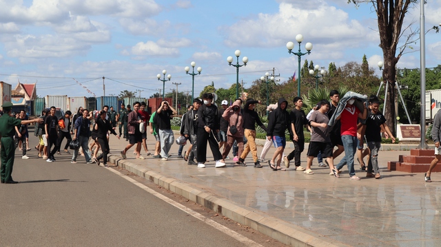 Bẫy lừa đảo xuy&ecirc;n bi&ecirc;n giới: Tra tấn bằng nhựa n&oacute;ng, ch&iacute;ch điện- Ảnh 4.