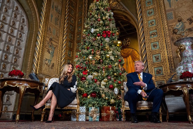 Đêm Giáng sinh, ông Trump hứa không để 'ông già Noel xấu xa' đến Mỹ - Ảnh 1.