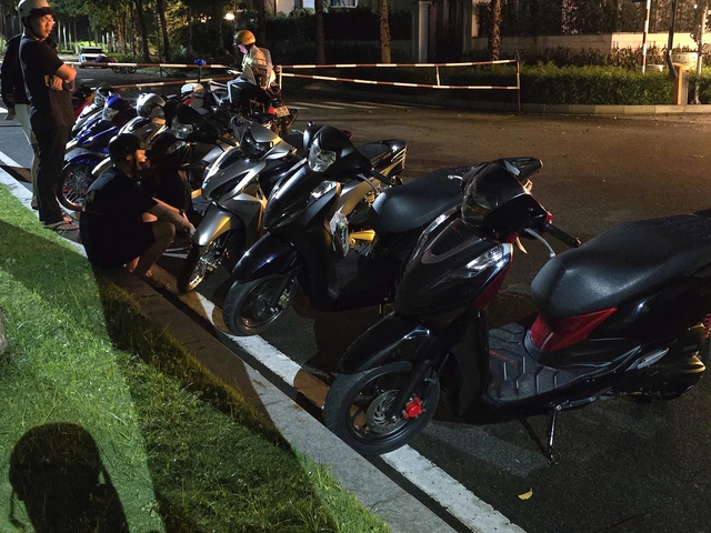 C&ocirc;ng an 'v&acirc;y r&aacute;p' nh&oacute;m thanh thiếu ni&ecirc;n nẹt p&ocirc;, lạng l&aacute;ch trong khu đ&ocirc; thị Sala- Ảnh 3.