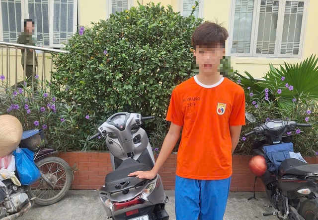 TP.HCM: Con chạy xe m&aacute;y phạm luật, 2 cha con c&ugrave;ng bị phạt- Ảnh 1.