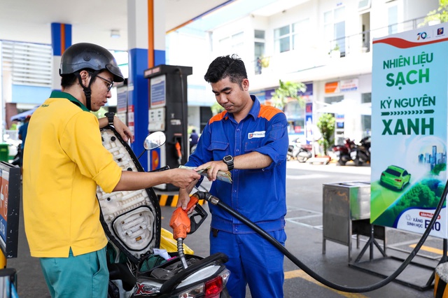 Gi&aacute; xăng dầu h&ocirc;m nay 29.12.2025: Tiến đến tuần tăng?- Ảnh 1.