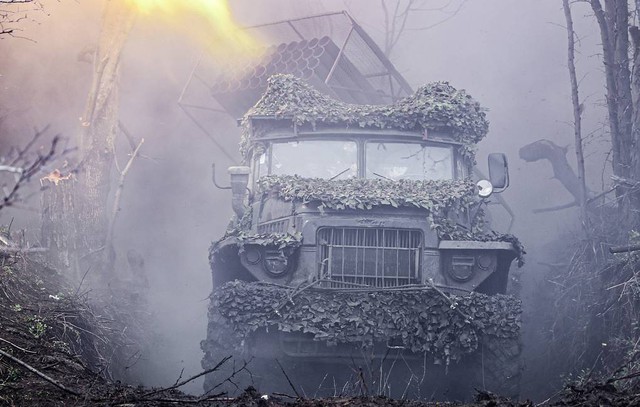 Chiến sự Ukraine ng&agrave;y 1.401: Gi&aacute;ng sinh kh&ocirc;ng im tiếng s&uacute;ng - Ảnh 2.