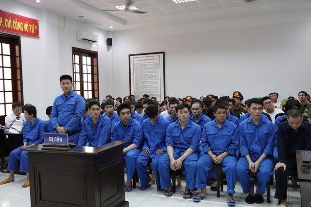 T&ograve;a trả hồ sơ vụ nh&oacute;m đeo 'khăn qu&agrave;ng đỏ' hỗn chiến ở TP.HCM- Ảnh 3.