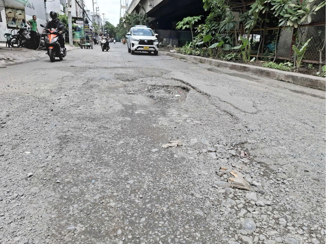 Ổ g&agrave; bủa v&acirc;y tr&ecirc;n đường Nguyễn Văn Quỳ - Ảnh 2.