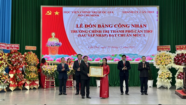 Trường Ch&iacute;nh trị TP.Cần Thơ đ&oacute;n bằng c&ocirc;ng nhận đạt chuẩn mức 1 sau s&aacute;p nhập - Ảnh 1.