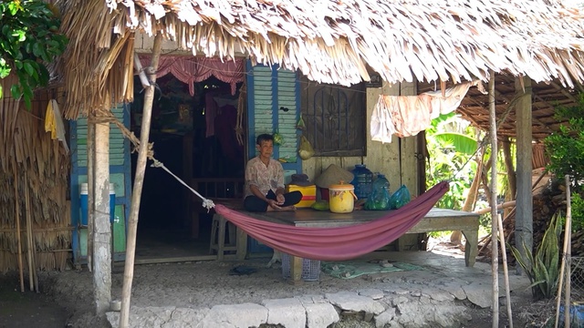 Cụ bà mò cua bắt ốc với căn nhà tre hơn hai thập kỷ- Ảnh 1. Cụ bà mò cua bắt ốc với căn nhà tre hơn hai thập kỷ- Ảnh 1.