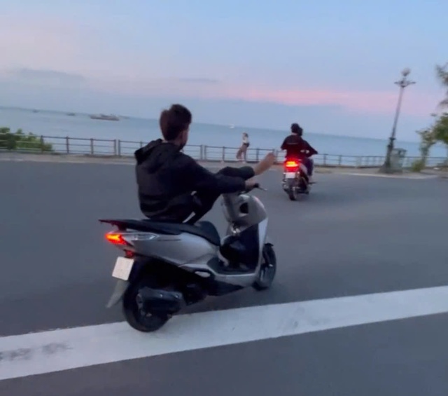 TP.HCM: Con chạy xe m&aacute;y phạm luật, 2 cha con c&ugrave;ng bị phạt- Ảnh 2.