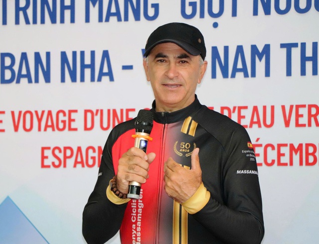 Đạp xe xuy&ecirc;n lục địa tưởng nhớ cha, g&acirc;y quỹ hỗ trợ bệnh nh&acirc;n ung thư- Ảnh 1.