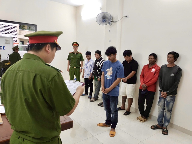 Khởi tố 7 người đ&agrave;o heo ti&ecirc;u hủy do dịch bệnh, xẻ thịt b&aacute;n ra thị trường - Ảnh 1.