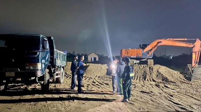 Cảnh s&aacute;t đột k&iacute;ch rạng s&aacute;ng, tạm giữ 39 người ở b&atilde;i khai th&aacute;c c&aacute;t tr&aacute;i ph&eacute;p - Ảnh 3.