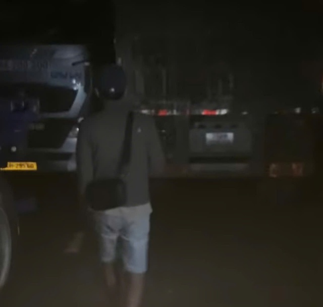 Hai t&agrave;i xế xe đầu k&eacute;o 'thi gan' cố thủ giữa đường, quốc lộ 49 &aacute;ch tắc nhiều giờ- Ảnh 1.