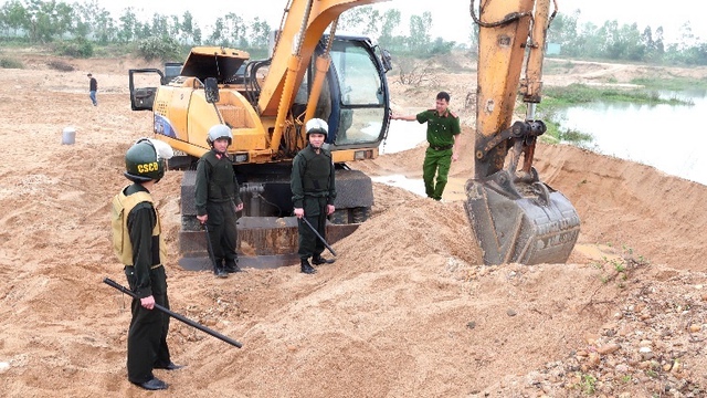 Cảnh s&aacute;t đột k&iacute;ch rạng s&aacute;ng, tạm giữ 39 người ở b&atilde;i khai th&aacute;c c&aacute;t tr&aacute;i ph&eacute;p - Ảnh 4.