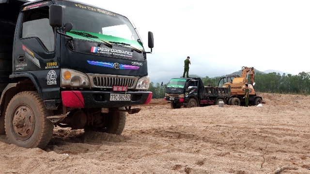 Cảnh s&aacute;t đột k&iacute;ch rạng s&aacute;ng, tạm giữ 39 người ở b&atilde;i khai th&aacute;c c&aacute;t tr&aacute;i ph&eacute;p - Ảnh 1.