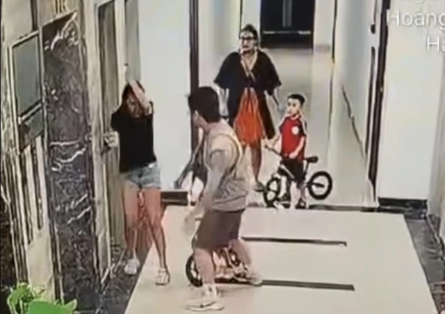 H&agrave;nh hung phụ nữ tại sảnh chung cư v&igrave; cho l&agrave; 'bị coi thường' - Ảnh 2.