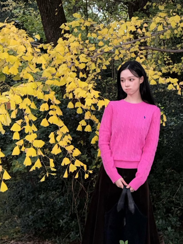 Kiểu chân váy hợp với dáng áo len, diện lúc nào cũng đẹp và ấm - Ảnh 1.