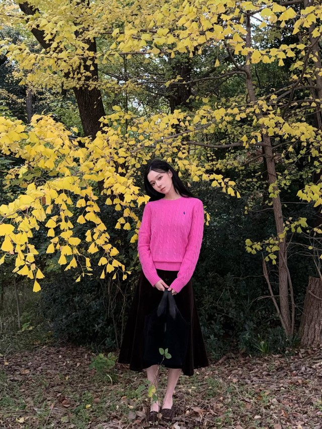 Kiểu chân váy hợp với dáng áo len, diện lúc nào cũng đẹp và ấm - Ảnh 2.