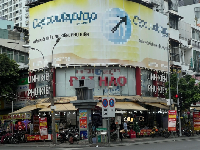 Nh&agrave; phố &ldquo;k&iacute;n như hộp&rdquo;, hiểm họa ch&aacute;y nổ r&igrave;nh rập - Ảnh 1.