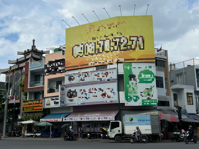 Nh&agrave; phố &ldquo;k&iacute;n như hộp&rdquo;, hiểm họa ch&aacute;y nổ r&igrave;nh rập - Ảnh 4.