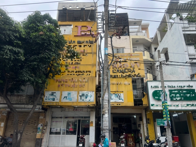 Nh&agrave; phố &ldquo;k&iacute;n như hộp&rdquo;, hiểm họa ch&aacute;y nổ r&igrave;nh rập - Ảnh 11.