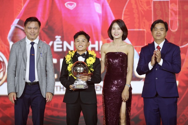 Ho&agrave;ng Đức lập hat-trick Quả b&oacute;ng v&agrave;ng Việt Nam, B&iacute;ch Th&ugrave;y x&uacute;c động khi được vinh danh đặc biệt- Ảnh 4.