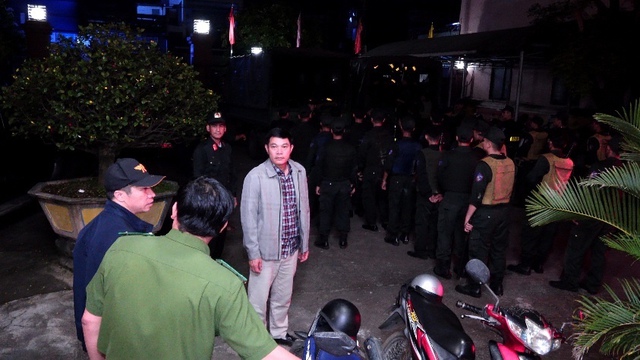 Cảnh s&aacute;t đột k&iacute;ch rạng s&aacute;ng, tạm giữ 39 người ở b&atilde;i khai th&aacute;c c&aacute;t tr&aacute;i ph&eacute;p - Ảnh 2.