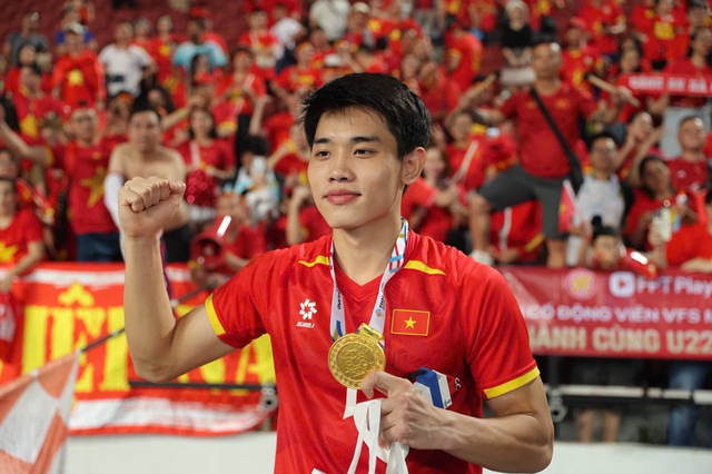 HLV Troussier bất ngờ đăng d&ograve;ng trạng th&aacute;i đầy cảm x&uacute;c, Đ&igrave;nh Bắc lập tức đ&aacute;p lời thầy cũ
- Ảnh 2.