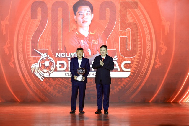 Ho&agrave;ng Đức lập hat-trick Quả b&oacute;ng v&agrave;ng Việt Nam, B&iacute;ch Th&ugrave;y x&uacute;c động khi được vinh danh đặc biệt- Ảnh 3.