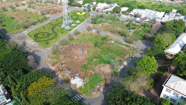 TPHCM: Trường mầm non bất lực d&ugrave;ng t&ocirc;n che chắn m&ugrave;i h&ocirc;i thối cho trẻ học - Ảnh 4.