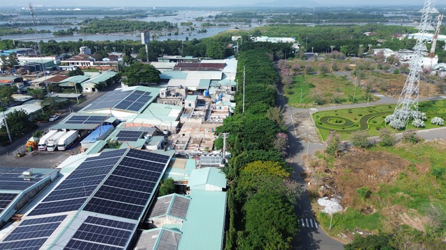 TPHCM: Trường mầm non bất lực d&ugrave;ng t&ocirc;n che chắn m&ugrave;i h&ocirc;i thối cho trẻ học - Ảnh 5.