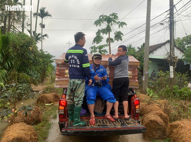 Thanh Ni&ecirc;n v&agrave; t&ocirc;i những khoảnh khắc Nh&acirc;n văn giữa b&atilde;o lũ kh&ocirc;ng thể qu&ecirc;n - Ảnh 2.