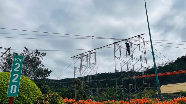 Khắc phục sự cố đường d&acirc;y trung thế, đảm bảo an to&agrave;n cao tốc Li&ecirc;n Khương - Prenn- Ảnh 2.