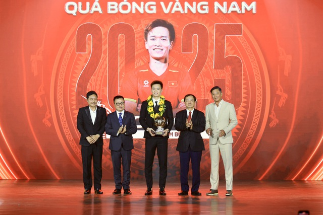 Ho&agrave;ng Đức lập hat-trick Quả b&oacute;ng v&agrave;ng Việt Nam, B&iacute;ch Th&ugrave;y x&uacute;c động khi được vinh danh đặc biệt- Ảnh 1.