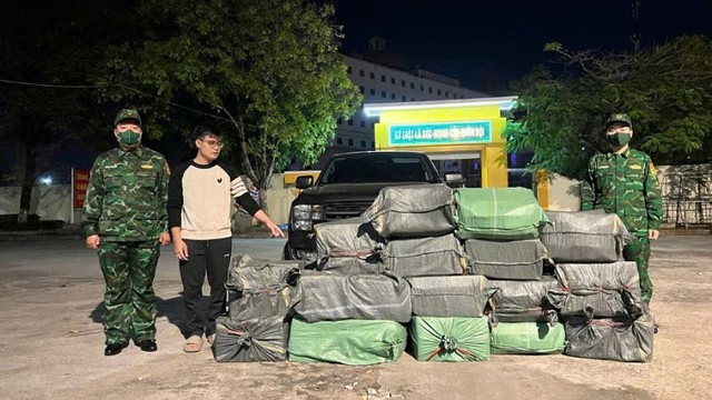 Bắt vụ vận chuyển gần 4 tạ l&ograve;ng lợn sấy kh&ocirc; h&ocirc;i thối - Ảnh 1.