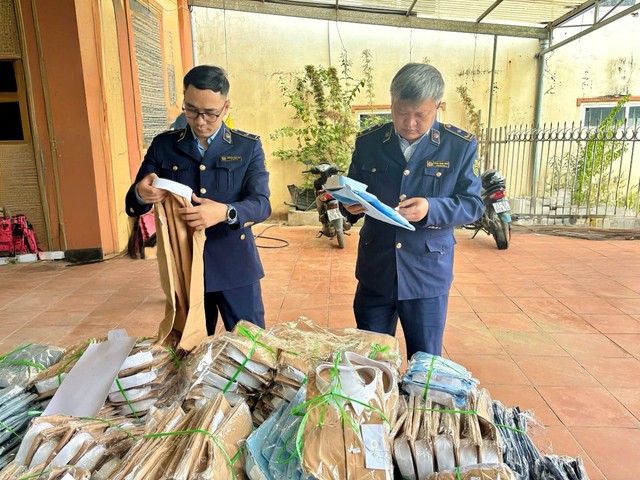 Bắt giữ 1.500 sản phẩm kh&ocirc;ng r&otilde; nguồn gốc b&aacute;n qua thương mại điện tử- Ảnh 1.