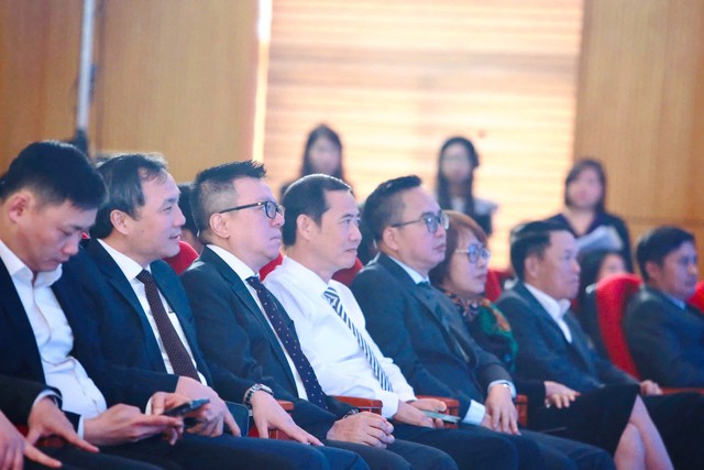 Vinh danh 50 t&aacute;c phẩm xuất sắc giải ảnh 'Khoảnh khắc b&aacute;o ch&iacute;' 2025 - Ảnh 1.